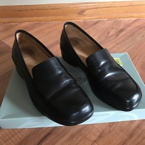 Nurtures dress shoe